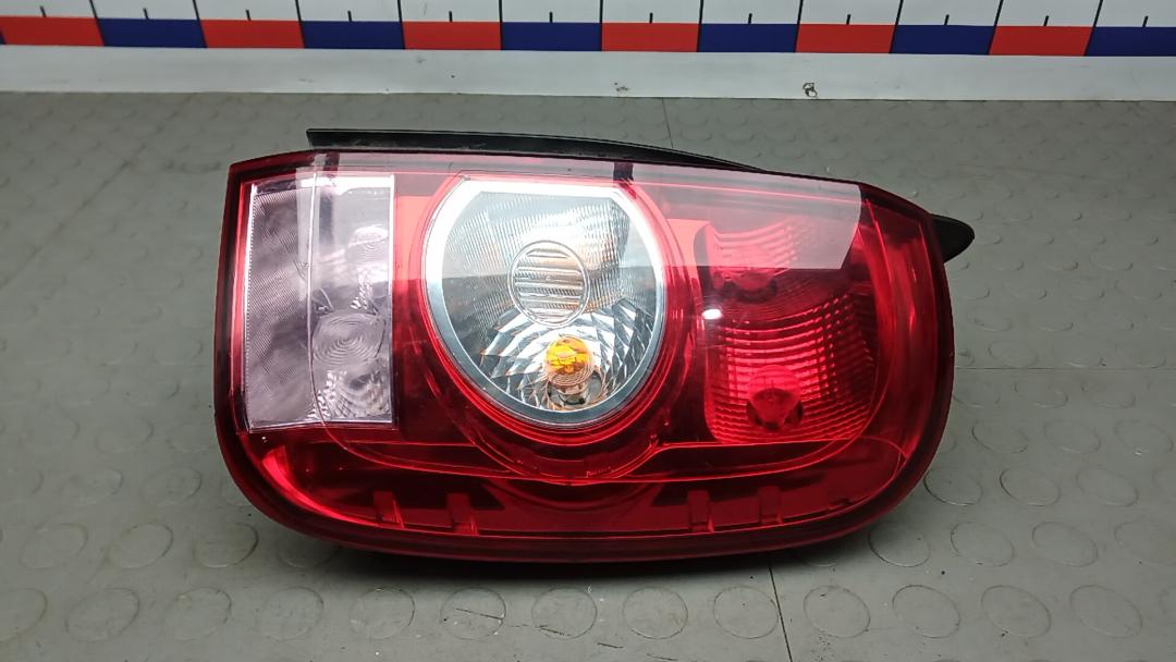 фонарь задний правый Renault Duster 1 поколение 2011, 1.6 л., бензин, МКПП, внедорожник 5 дв. - фото №1