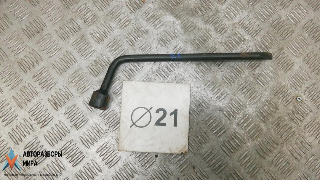 ключ колесный (балонный) Toyota Corolla 10 поколение (E140/E150) 2007, 1.4 л., D-4D, дизель, МКПП, седан - фото №1