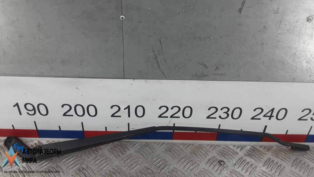 щеткодержатель (поводок стеклоочистителя, дворник) Volkswagen Golf 4 поколение 1999, 1.6 л., бензин, МКПП, хетчбэк 5 дв., 1J1955410A - фото №1