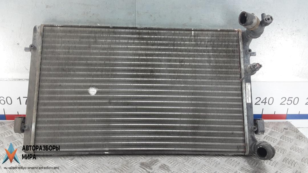 радиатор охлаждения Volkswagen Golf 4 поколение 1999, 1.6 л., бензин, МКПП, хетчбэк 5 дв., 1J0121253N - фото №1