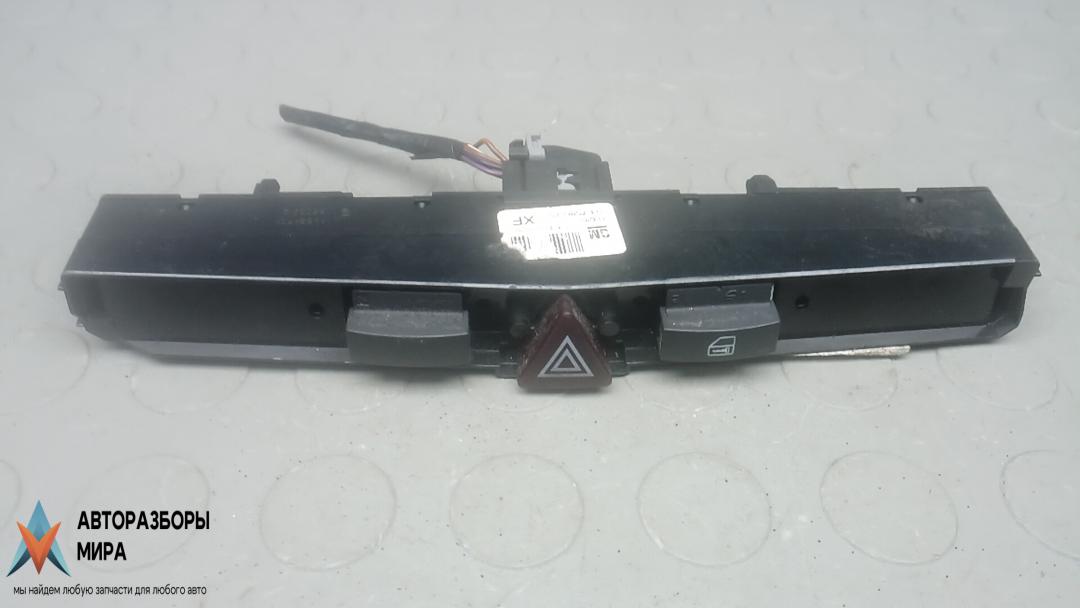 кнопка аварийной сигнализации Opel Zafira 2 поколение (B) 2006, 1.6 л., бензин, МКПП, минивэн - фото №1