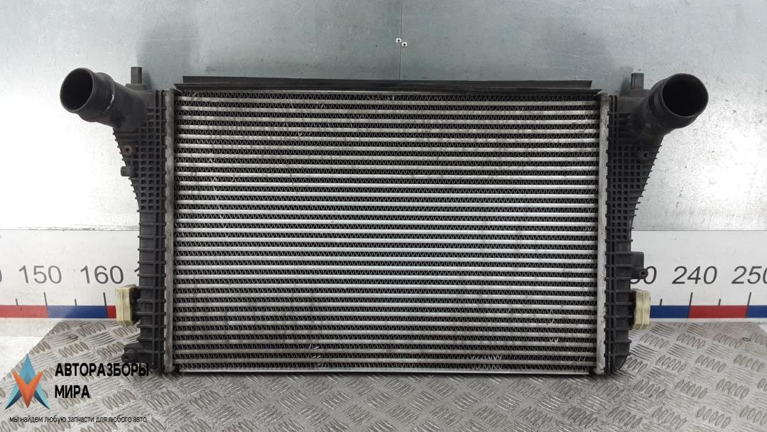 радиатор интеркулера Volkswagen Jetta 6 поколение 2012, 1.6 л., дизель, АКПП, седан, 1K0145803BM - фото №1