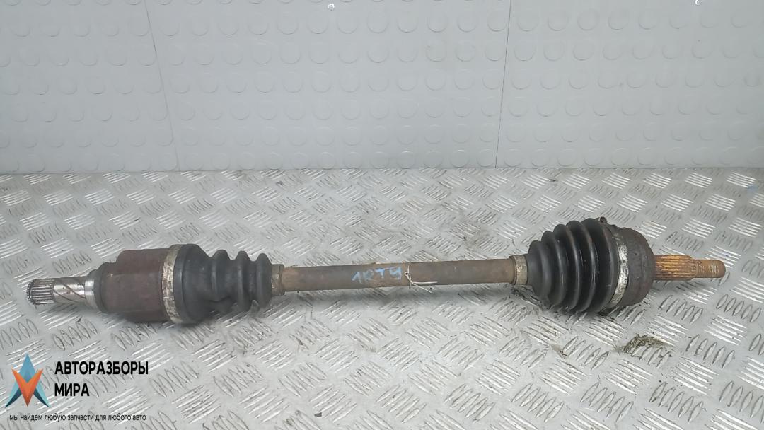 полуось передняя левая (приводной вал, ШРУС) Renault Scenic 3 поколение 2010, 1.6 л., бензин, МКПП, минивэн - фото №1