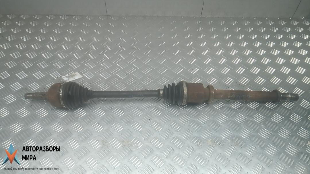 полуось передняя правая (приводной вал, ШРУС) Renault Scenic 3 поколение 2010, 1.6 л., бензин, МКПП, минивэн - фото №1
