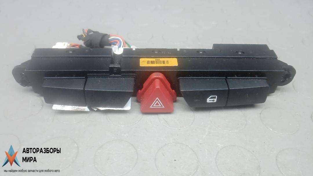 кнопка аварийной сигнализации Kia Ceed 1 поколение 2007, 1.6 л., дизель, МКПП, хетчбэк 5 дв. - фото №1