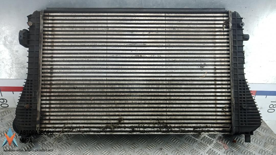радиатор интеркулера Skoda Superb 2 поколение 2009, 2.0 л., дизель, МКПП, хетчбэк 5 дв. - фото №1