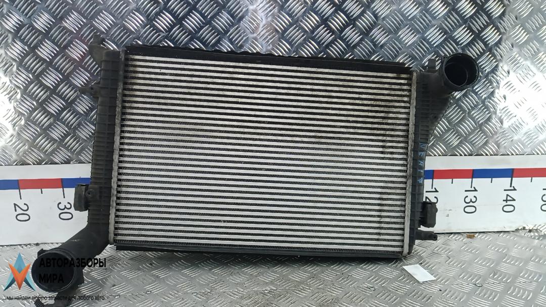 радиатор интеркулера Skoda Superb 2 поколение 2009, 2.0 л., дизель, МКПП, хетчбэк 5 дв., 1K0145803R - фото №1