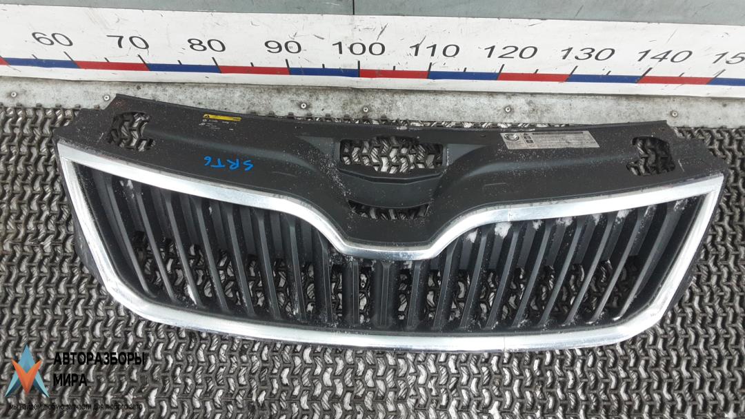 решетка радиатора Skoda Rapid 1 поколение 2013, 1.6 л., дизель, МКПП, хетчбэк 5 дв., 5JA853668 - фото №1