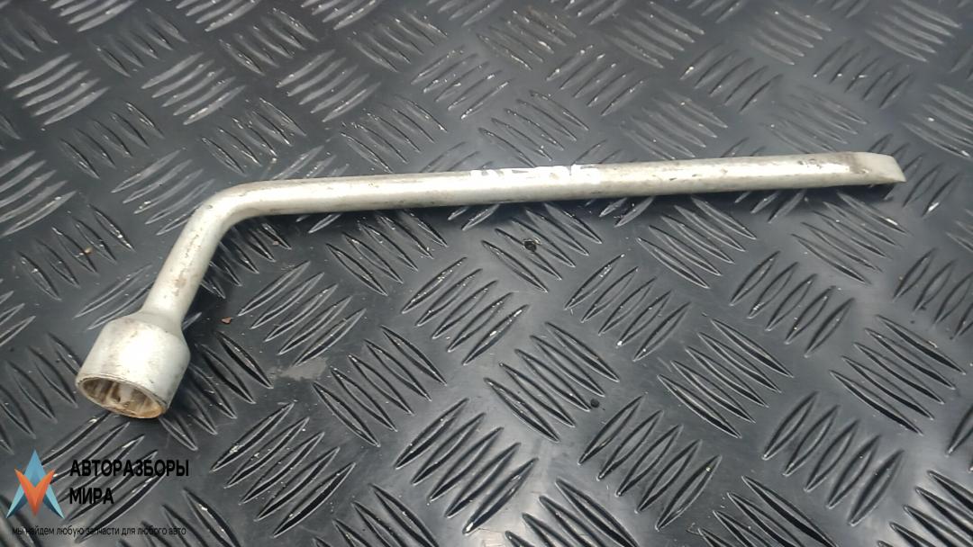 ключ колесный (балонный) Toyota Corolla 9 поколение (E120/E130) 2002, 1.4 л., бензин, МКПП, седан - фото №1