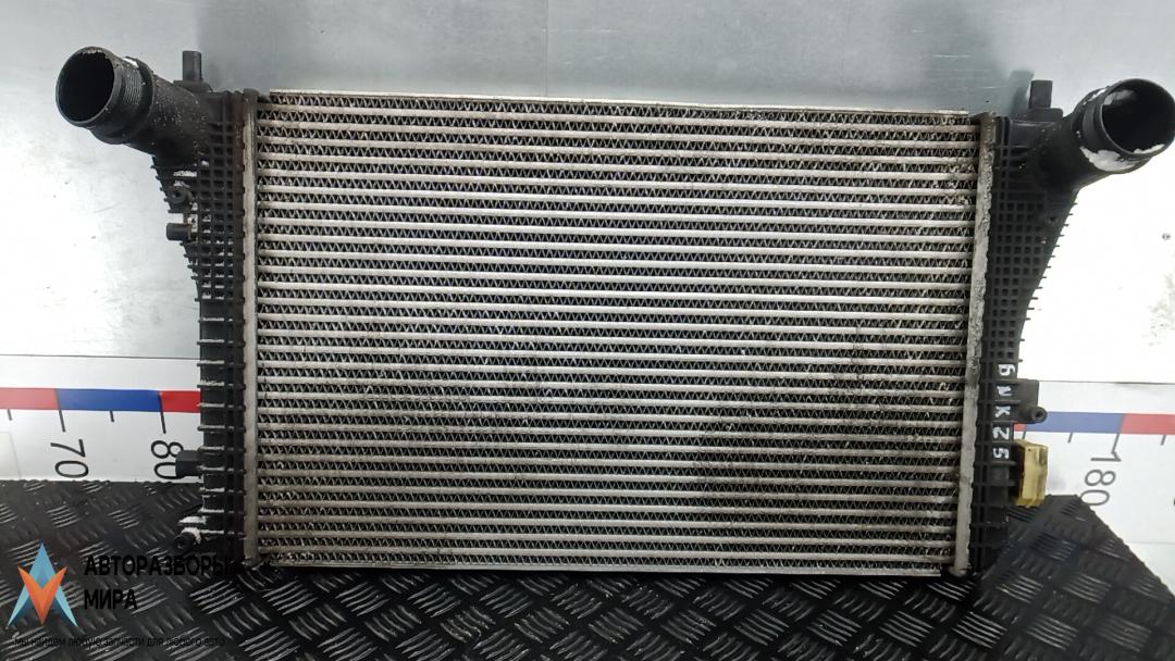 радиатор интеркулера Volkswagen Sharan 2 поколение 2013, 2.0 л., дизель, АКПП, минивэн, 3C0145805AM - фото №1