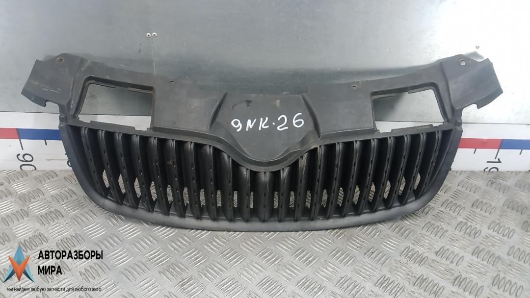 решетка радиатора Skoda Fabia 2 поколение (5J) 2008, 1.2 л., 6V, бензин, МКПП, хетчбэк 5 дв. - фото №1