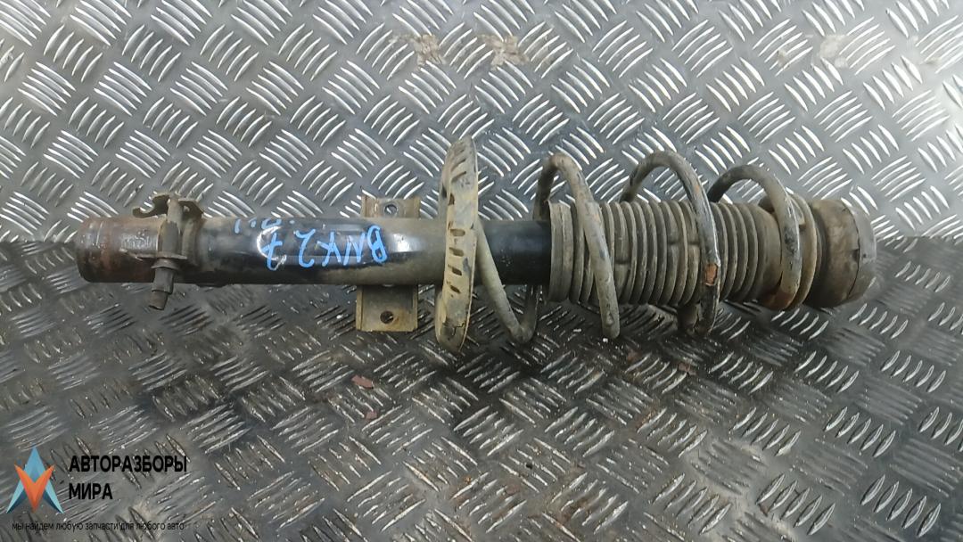 Стойка Skoda Rapid 1 поколение 2013, 1.6 л., дизель, МКПП, хетчбэк 5 дв., 6R0413031BA, 6R0411105D - фото №1