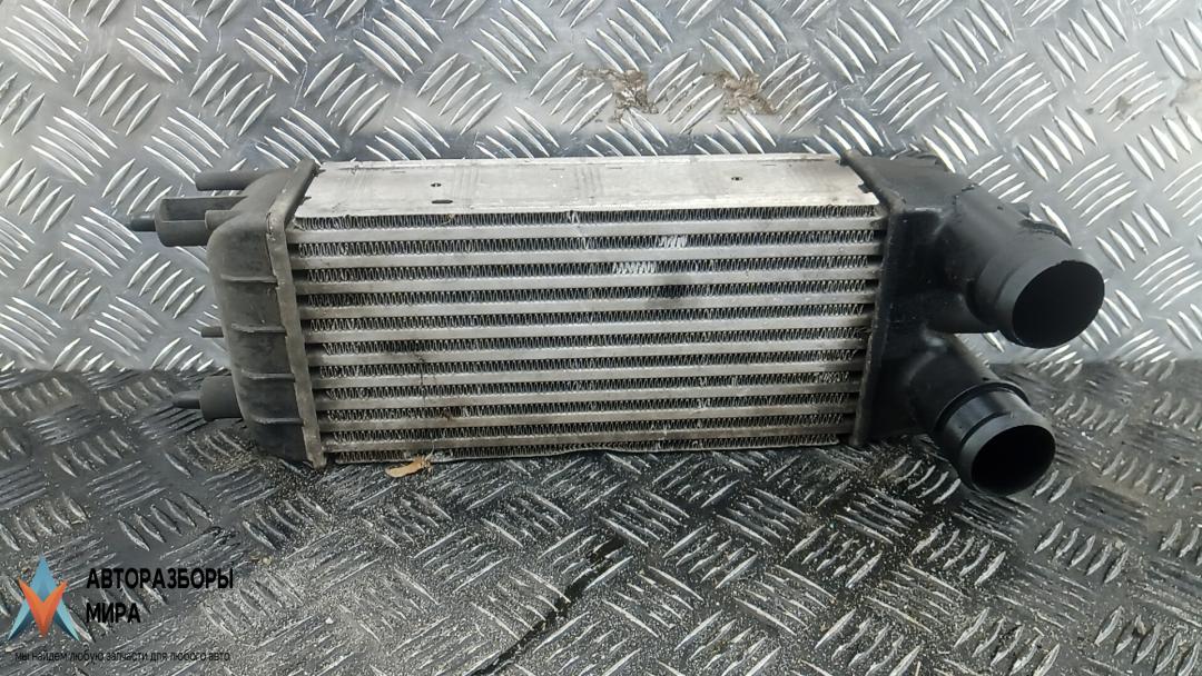 радиатор интеркулера Peugeot 508 1 поколение 2011, 1.6 л., дизель, МКПП, универсал - фото №1