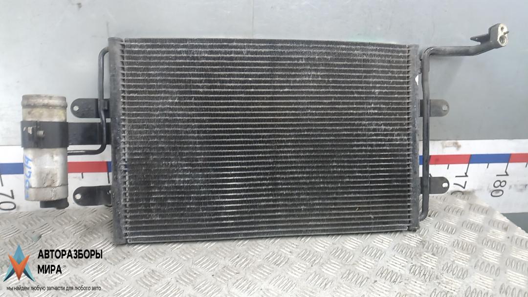 радиатор кондиционера Volkswagen Golf 4 поколение 2002, 1.6 л., бензин, МКПП, универсал - фото №1
