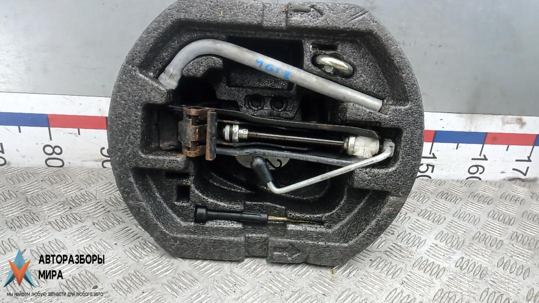 ящик под инструменты / набор инструментов Skoda Fabia 2 поколение (5J) 2008, 1.4 л., дизель, МКПП, хетчбэк 5 дв., 4D0012219A, 6K0803615C, 6Q0011031H, 5J0012115A - фото №1