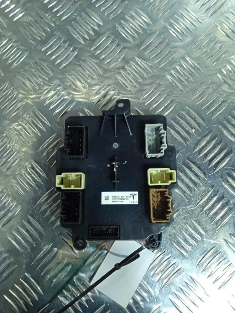 модуль управления двери Tesla Model X 1 поколение 2019, цвет, 1062056 - фото №1