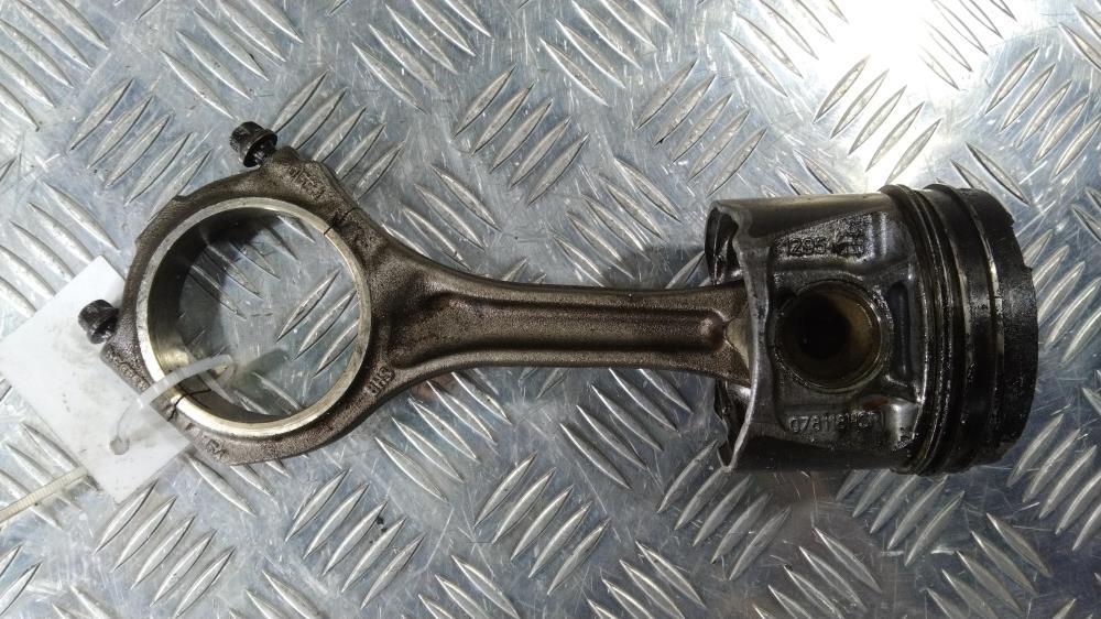 поршень Audi A4 B6 2002, цвет - фото №1