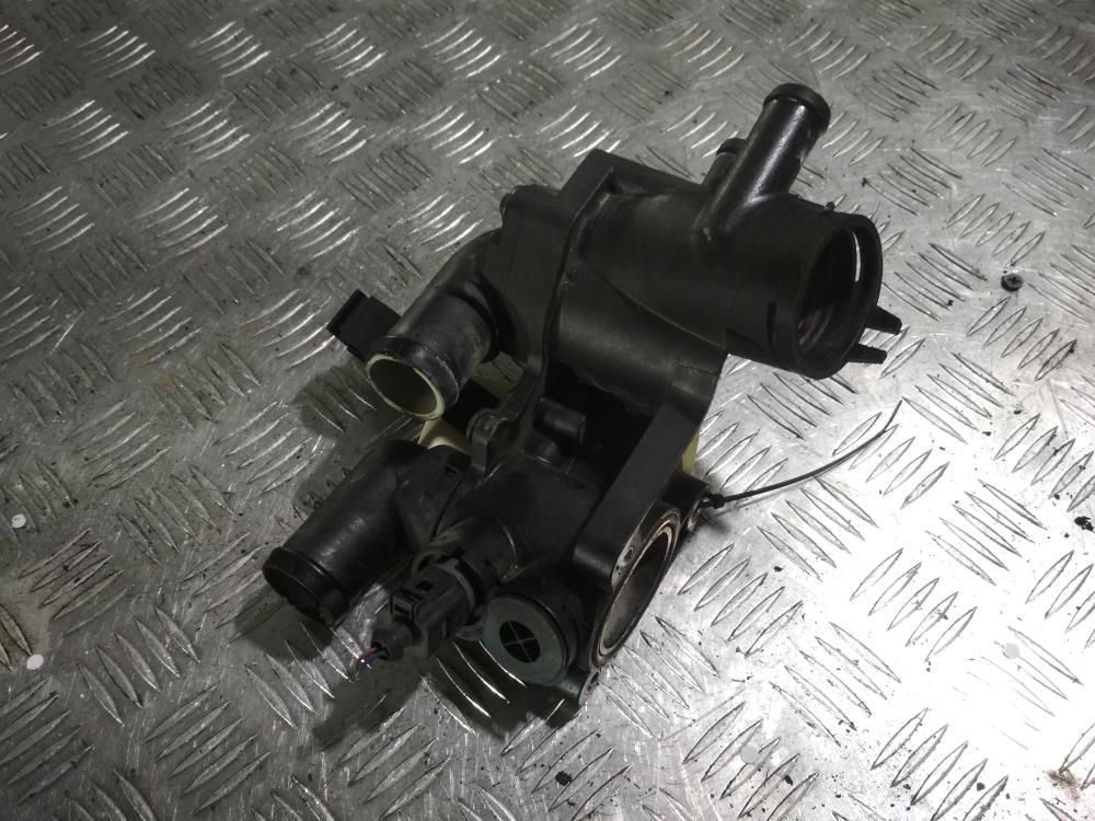 корпус термостата Volkswagen Polo 4 поколение 2003, цвет, 032121111AP - фото №1