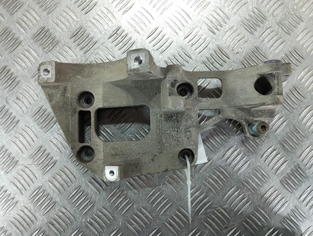 кронштейн генератора Volkswagen Golf 5 поколение 2007, цвет, 06F103469D - фото №1