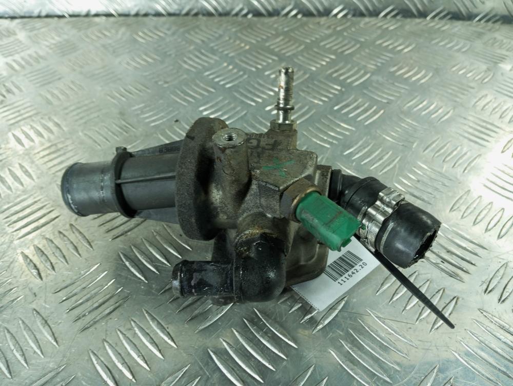 корпус термостата Fiat Punto 3 поколение 2007, цвет, 55180041 - фото №1