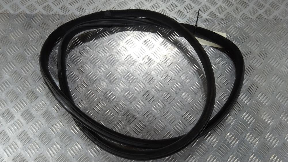 уплотнитель двери Volvo V70 3 поколение 2012, цвет - фото №1