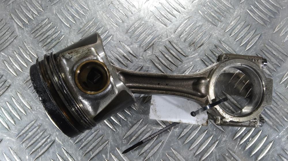 поршень Volkswagen Passat B6 2008, цвет - фото №1