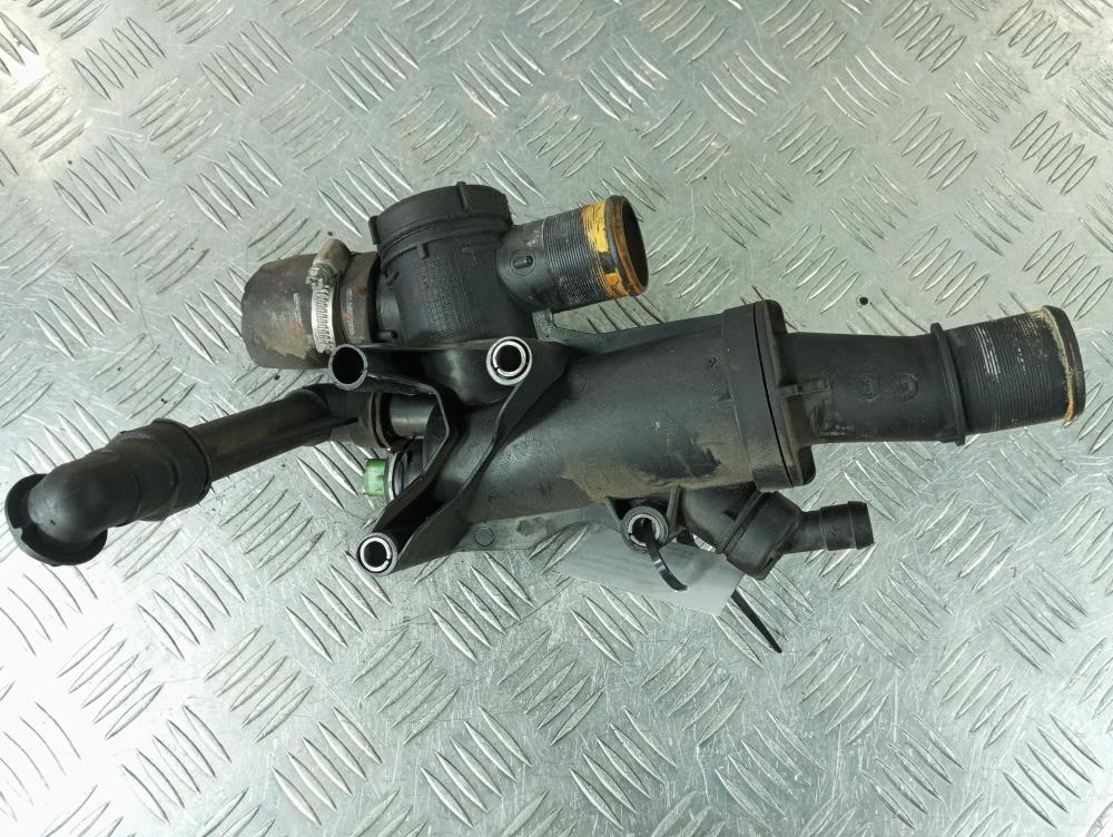 корпус термостата Peugeot 407 1 поколение 2007, цвет, 9656182980 - фото №1