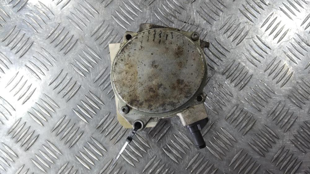 насос вакуумный Volkswagen Passat B6 2009, цвет, 06H145100AB - фото №1