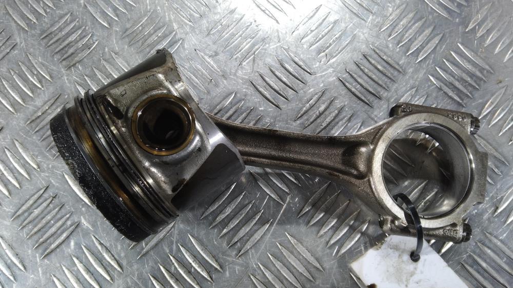 поршень Volkswagen Passat B6 2008, цвет - фото №1