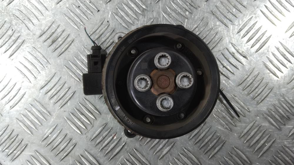 помпа Volkswagen Golf 6 поколение 2009, цвет, 03C121004 - фото №1