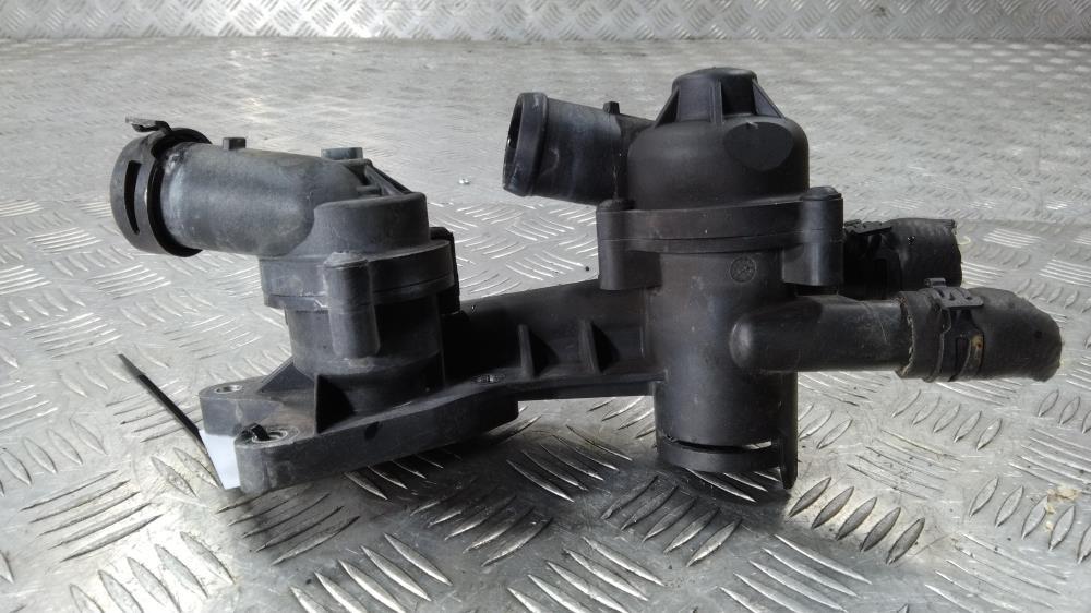 корпус термостата Volkswagen Golf 6 поколение 2009, цвет, 03C121026S - фото №1