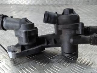 корпус термостата Volkswagen Golf 6 поколение 2009, цвет, 03C121026S