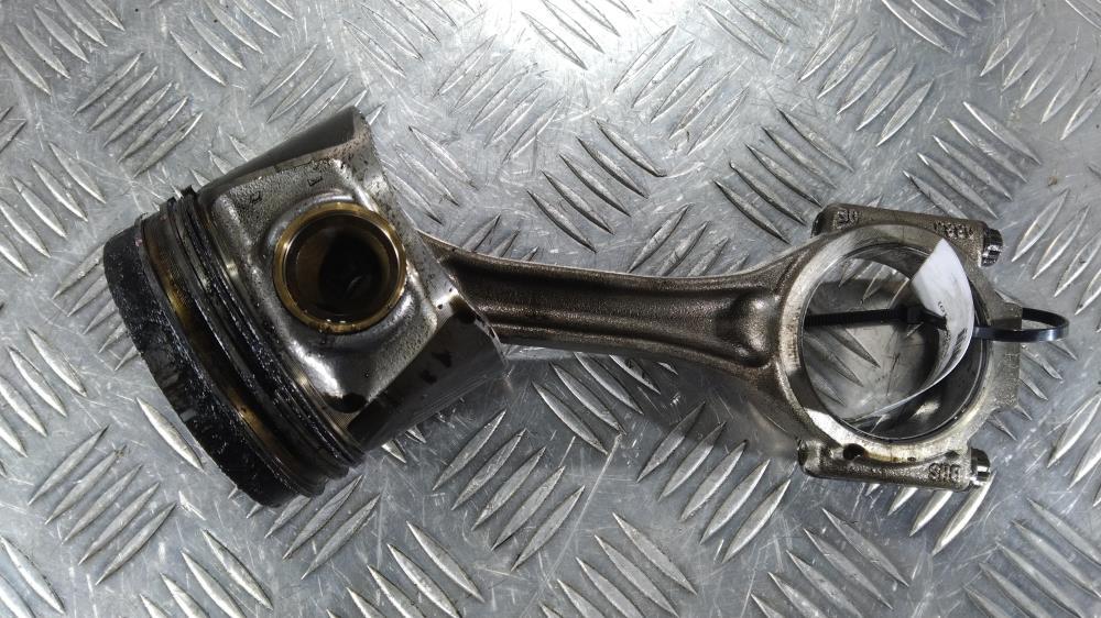 поршень Volkswagen Passat B6 2008, цвет - фото №1