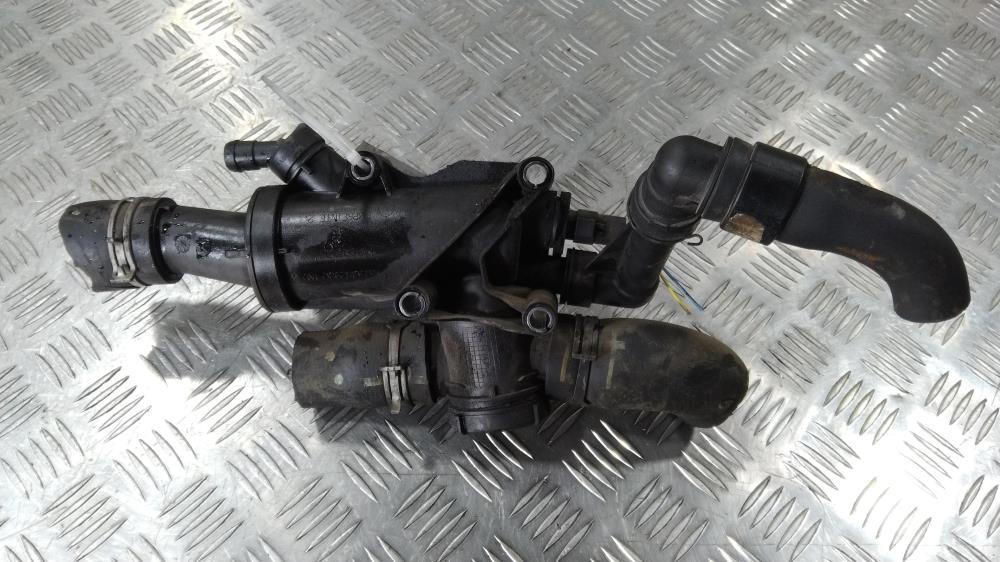 корпус термостата Peugeot 407 1 поколение 2007, цвет, 9656182980 - фото №1