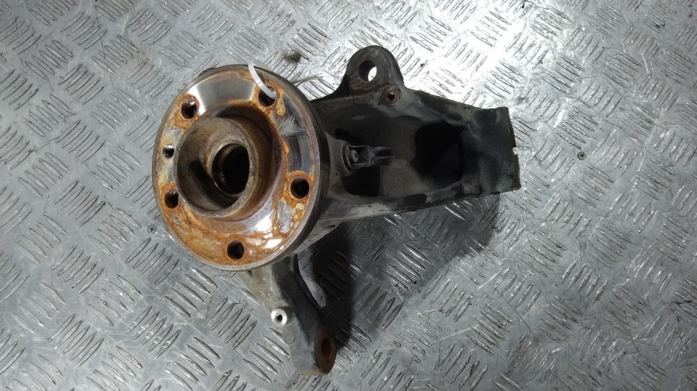 кулак поворотный левый Volvo V60 1 поколение 2011, цвет - фото №1