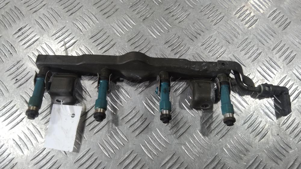 топливная рампа Mazda 3 BL 2008, цвет - фото №1