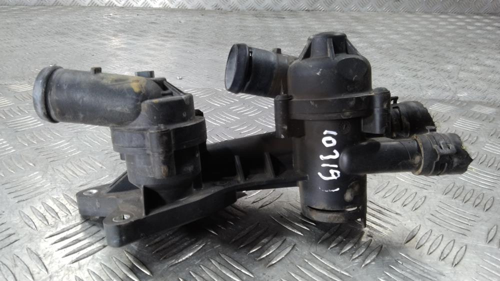 корпус термостата Volkswagen Golf 6 поколение 2010, цвет, 03C121026S - фото №1