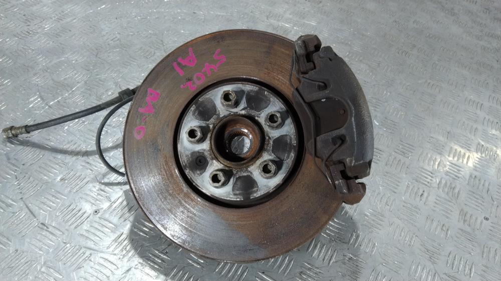 кулак поворотный правый Audi A1 8X 2012, цвет - фото №1