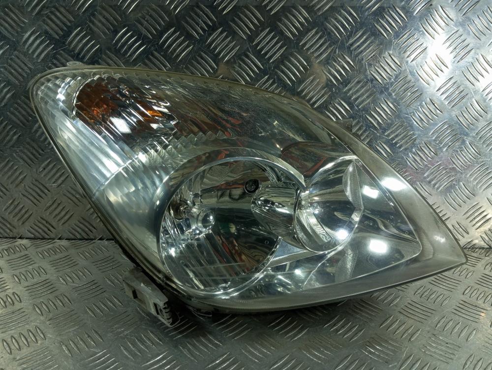 фара правая Toyota COROLLA VERSO 2003, цвет - фото №1