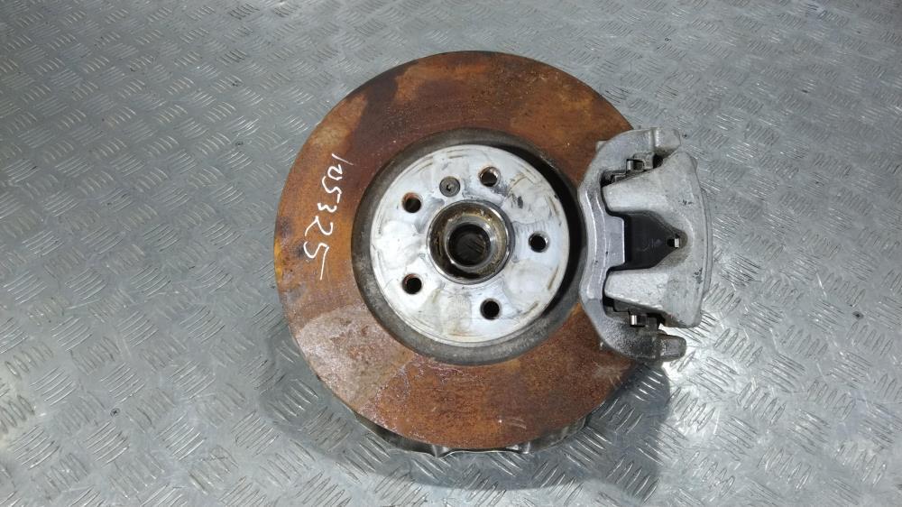 кулак поворотный правый BMW X1 F48 2017, цвет - фото №1