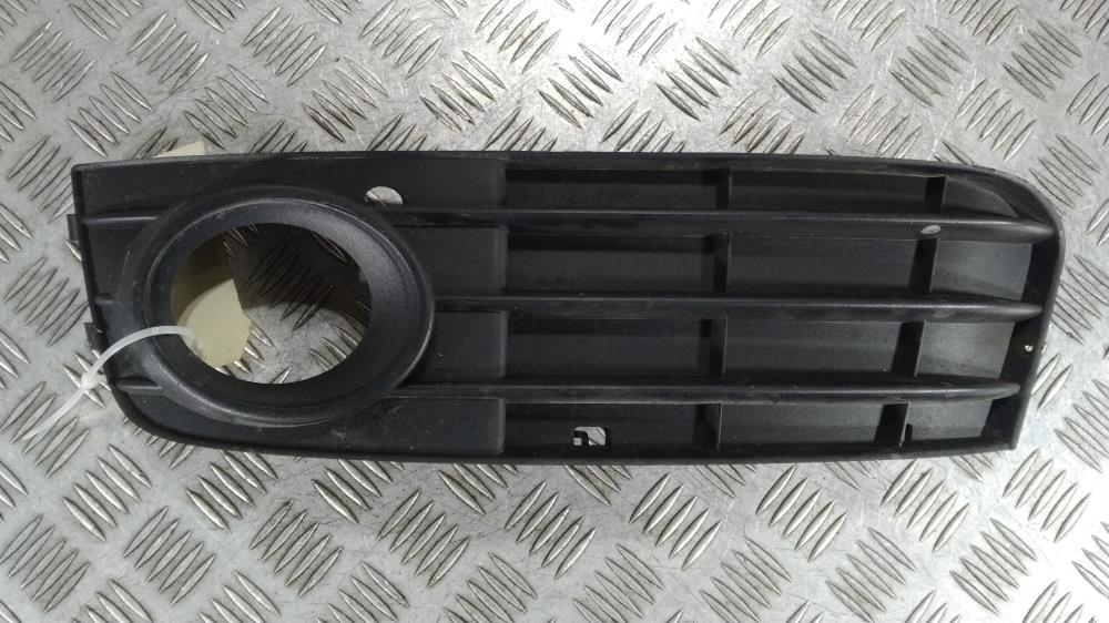 Заглушка (решетка) в бампер передний Audi A4 B8/8K 2010, цвет, 8K0807681 - фото №1