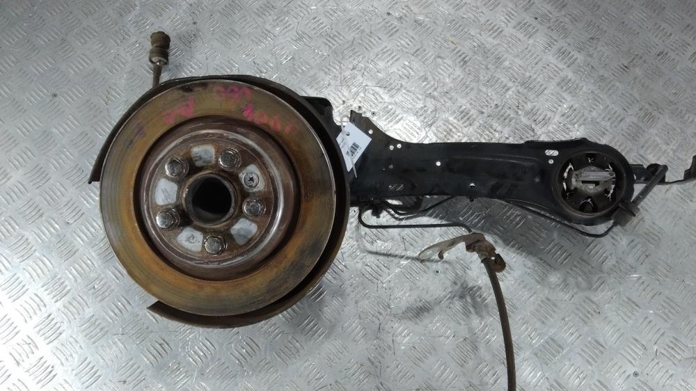 кулак задний правый Volvo V60 1 поколение 2011, цвет - фото №1