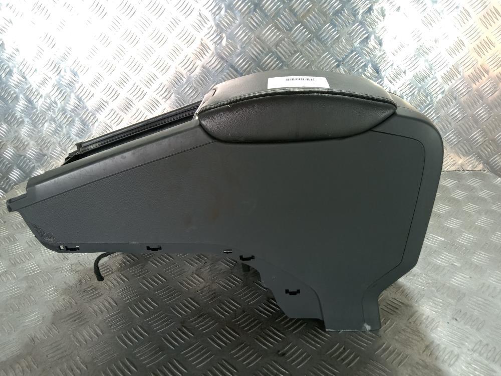 подлокотник Volvo V60 1 поколение 2011, цвет, 30755732 - фото №1