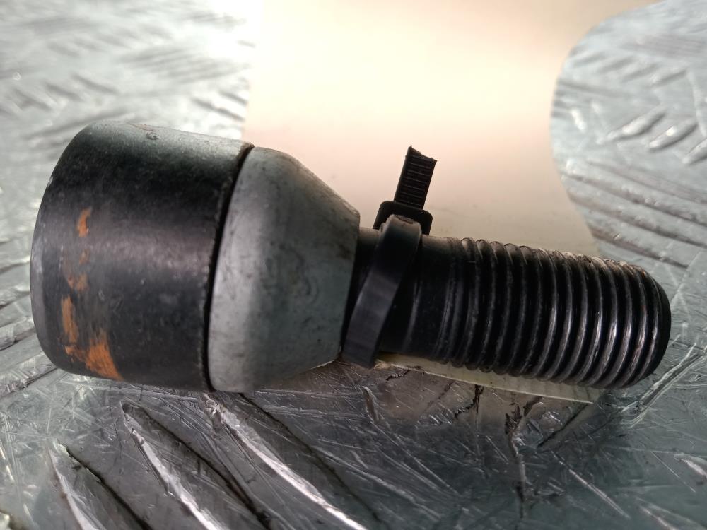 болт колесный Lamborghini Urus 1 поколение 2022, цвет - фото №1