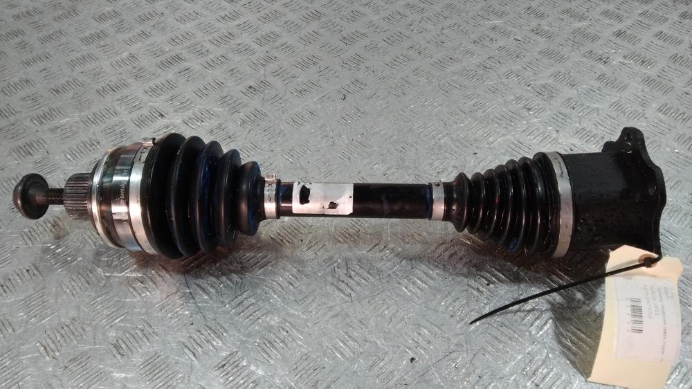 полуось передняя левая (приводной вал, ШРУС) Audi Q8 1 поколение 2022, цвет, 4M0407271G - фото №1