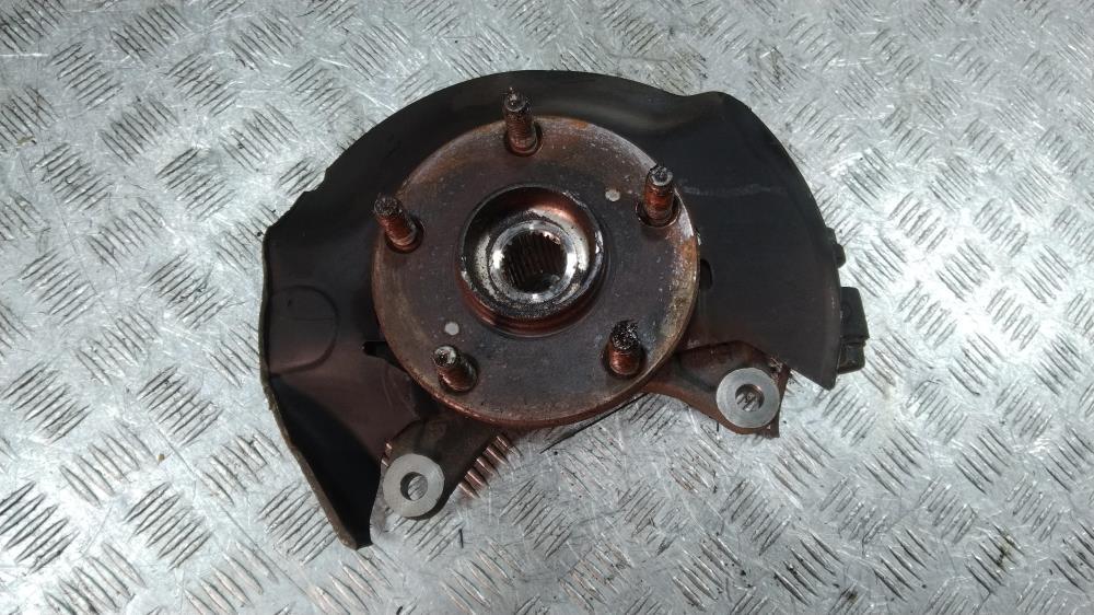 кулак поворотный правый Toyota Voxy 2 поколение 2009, цвет - фото №1