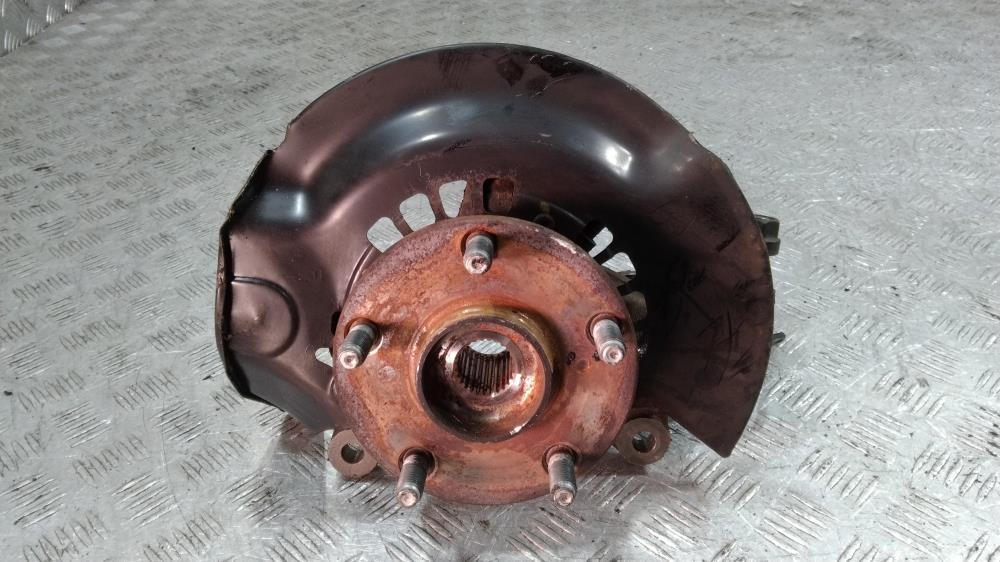 кулак поворотный правый Toyota Voxy 2 поколение 2009, цвет - фото №1