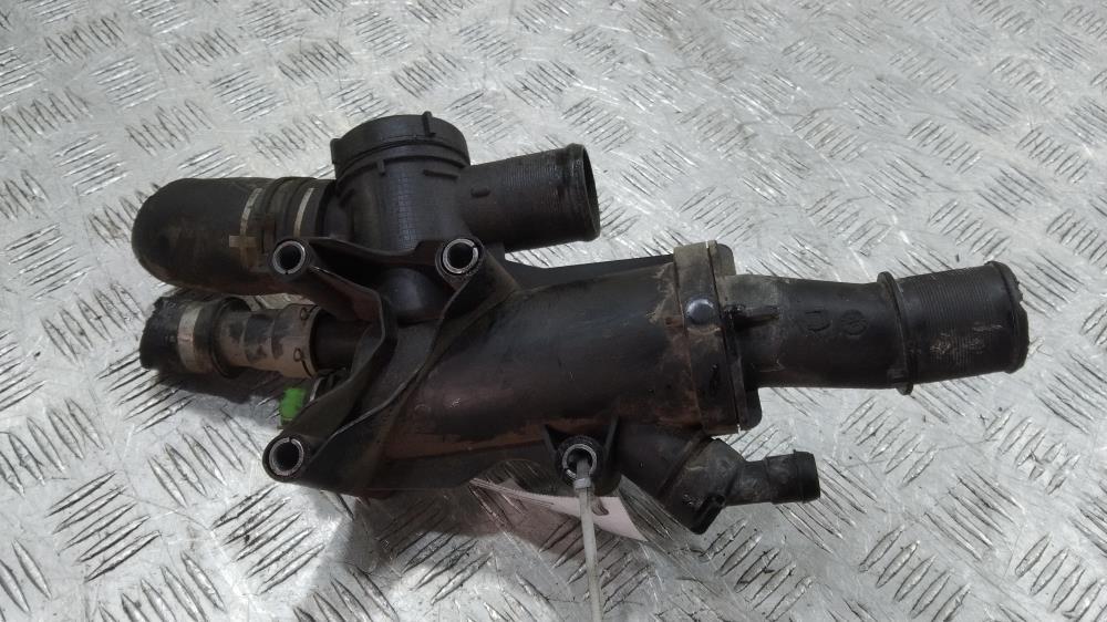 корпус термостата Volvo S40 2 поколение 2006, цвет, 9656182980 - фото №1