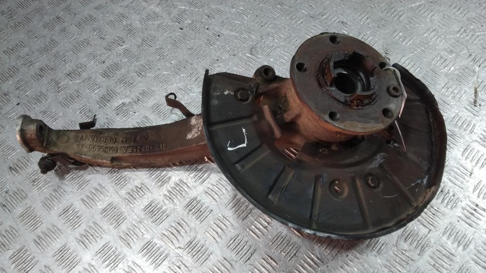 кулак поворотный левый Audi Q7 4L 2006, Бензин 4.2, цвет - фото №1