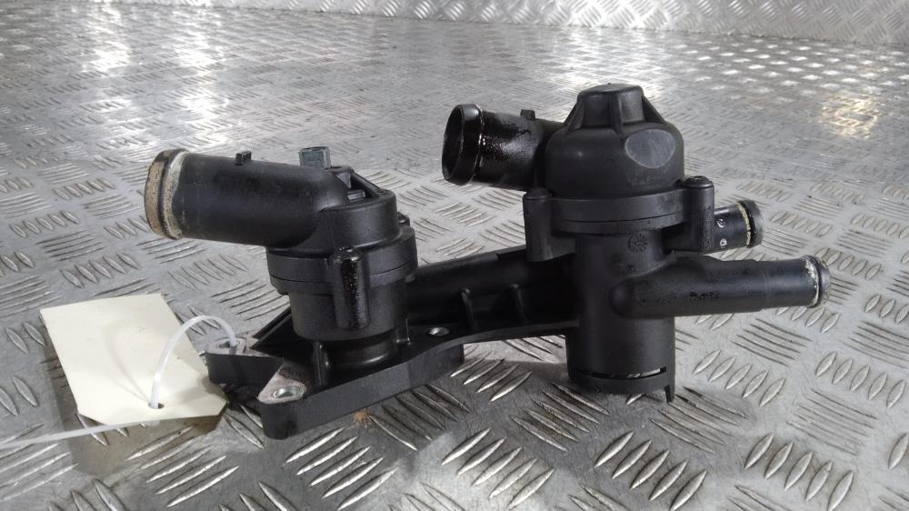 корпус термостата Volkswagen Golf 6 поколение 2009, цвет, 03C121026S - фото №1